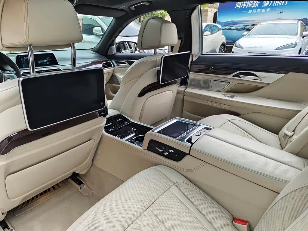 BMW 7 Series 2016 — фото 9
