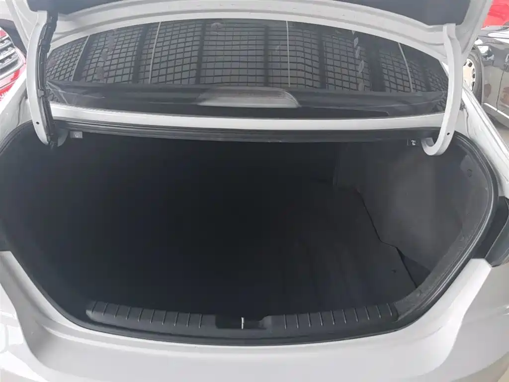 Hyundai Elantra 2019 — фото 19