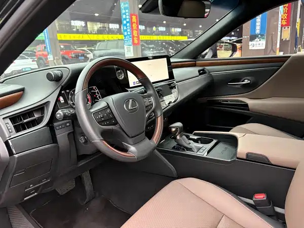 Lexus ES 2023