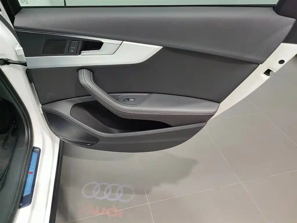 Audi A4L 2023 — фото 24