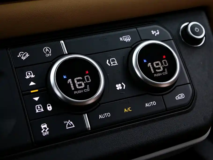 Land Rover Defender 2023 — фото 9