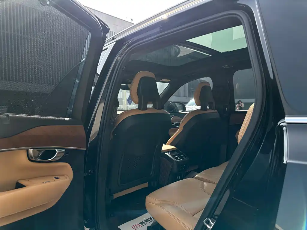 Volvo XC90 2018 — фото 12