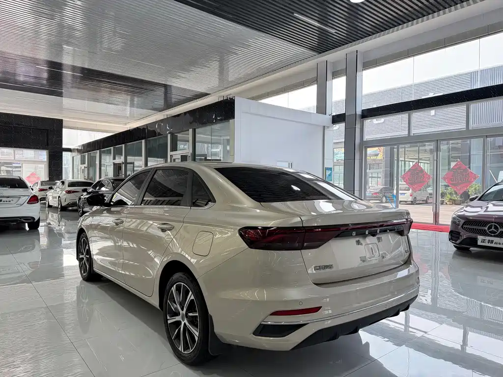 Geely Emgrand 2022