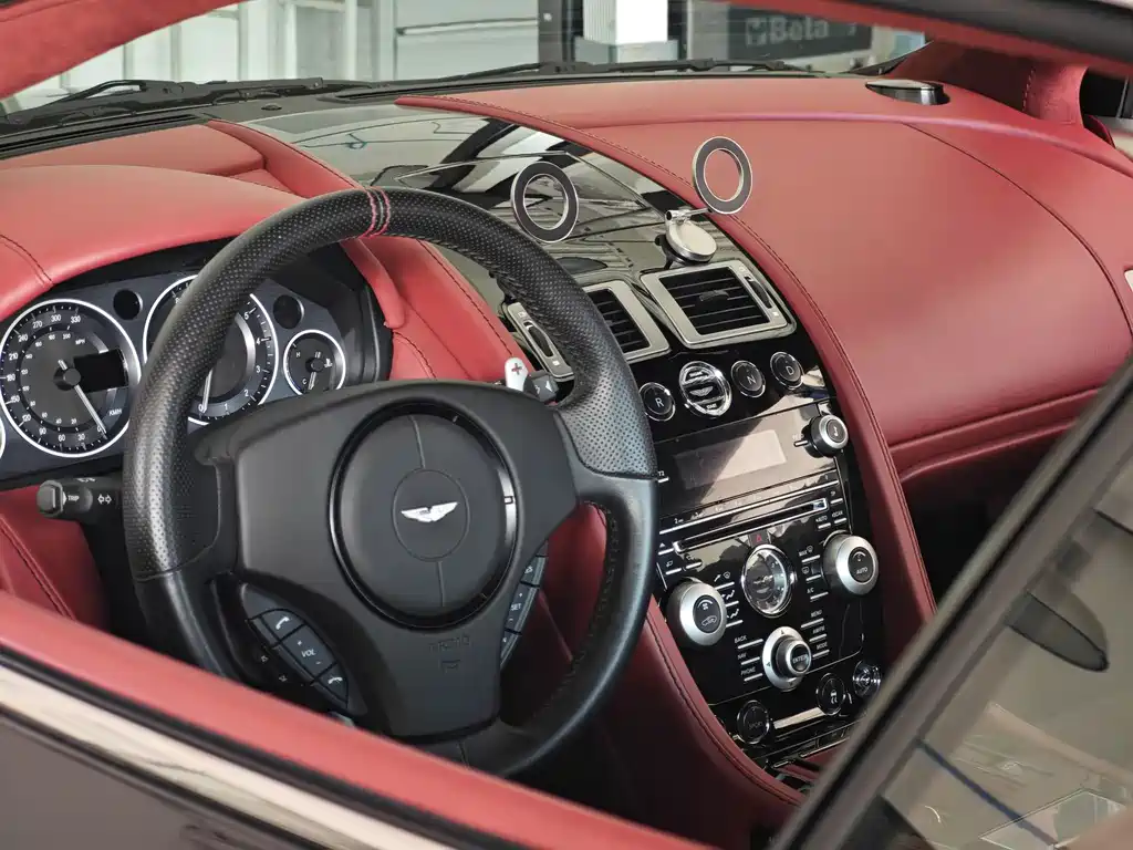 Aston Martin DBS 2010 — фото 14
