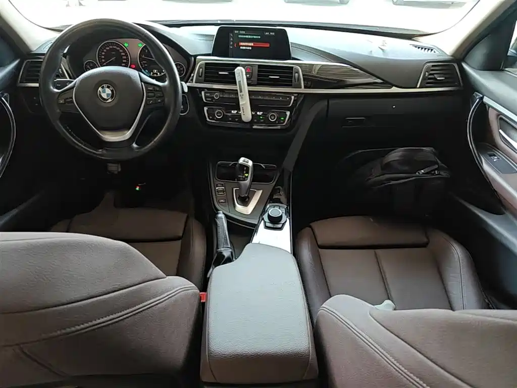 BMW 3 Series 2018 — фото 10