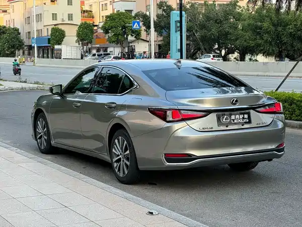 Lexus ES 2021