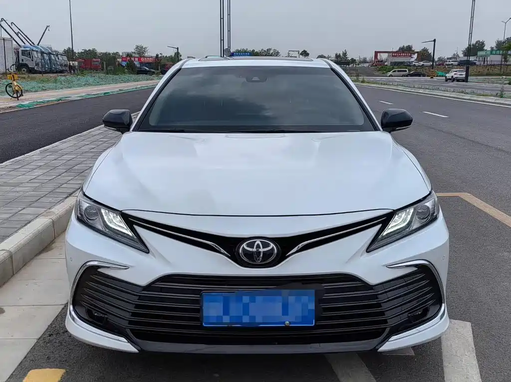 Toyota Camry 2022 — фото 2