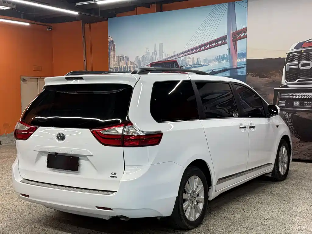 Toyota Sienna 2016 — фото 9