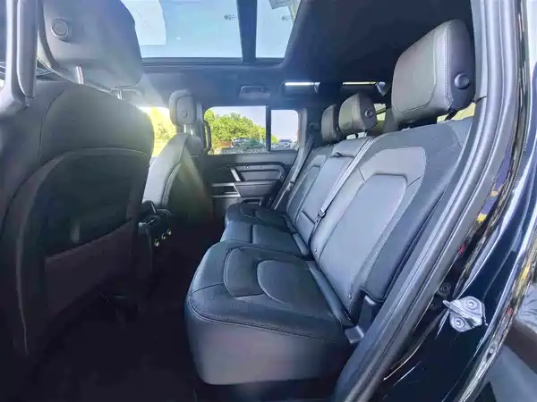 Land Rover Defender 2024