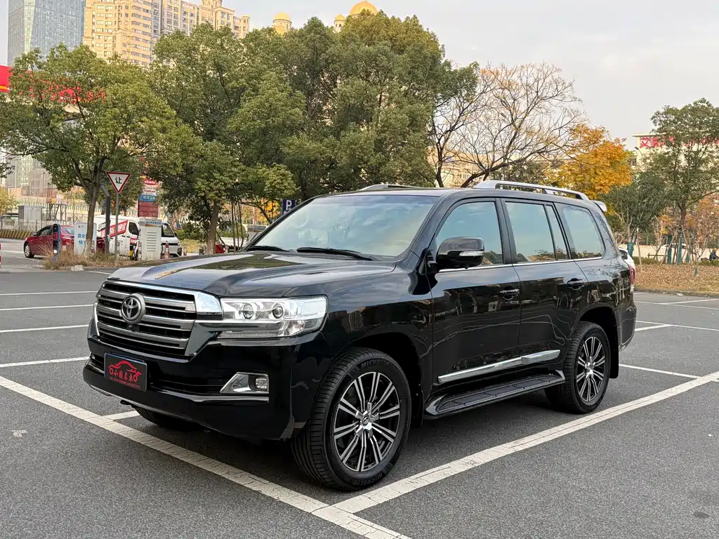 Toyota Land Cruiser 2018 — фото 1