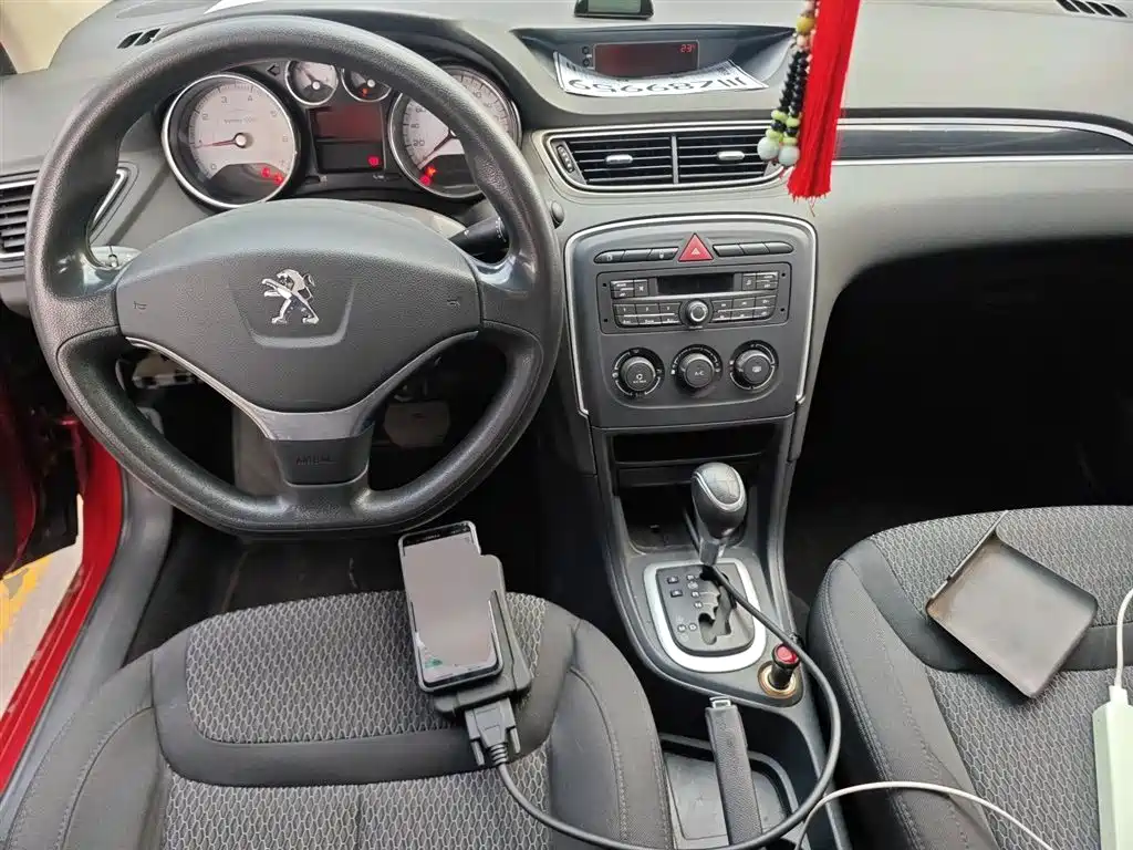Peugeot 308 2015 — фото 10