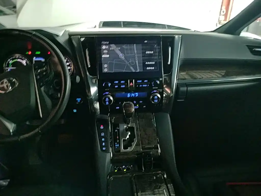 Toyota Alphard 2021 — фото 13