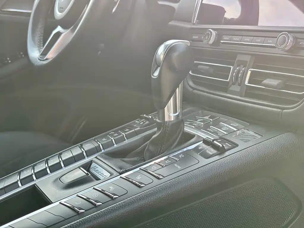 Porsche Macan 2019 — фото 11