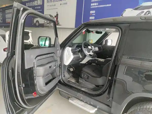 Land Rover Defender 2025