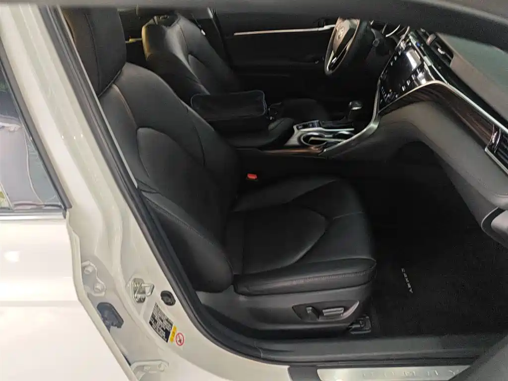 Toyota Camry 2018 — фото 25