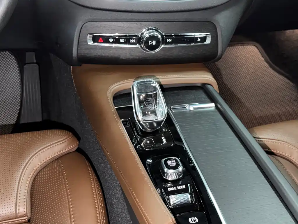 Volvo XC90 Plug-In Hybrid 2021 — фото 10
