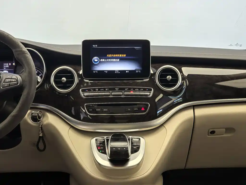 Mercedes-Benz V-Class 2020 — фото 18