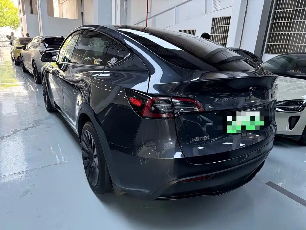 Tesla Model Y 2025 — фото 17