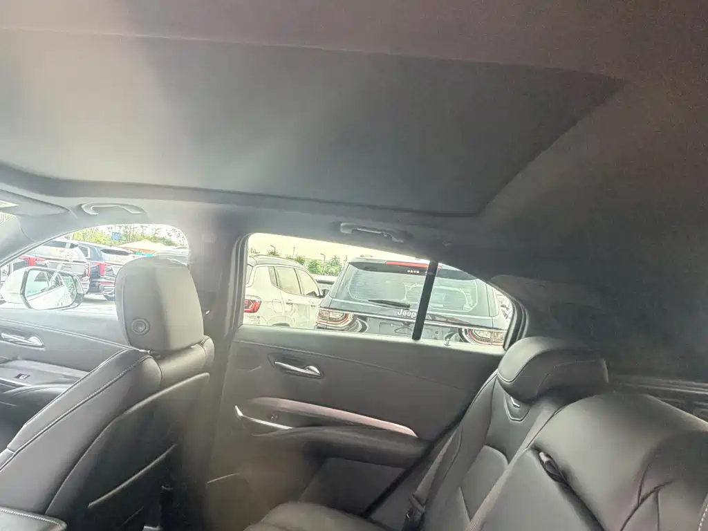 Cadillac XT4 2025 — фото 13
