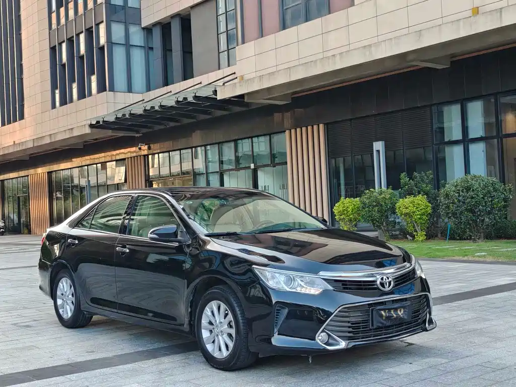 Toyota Camry 2015 — фото 1