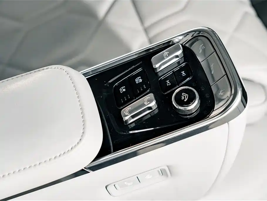 Volvo EM90 2025 — фото 25