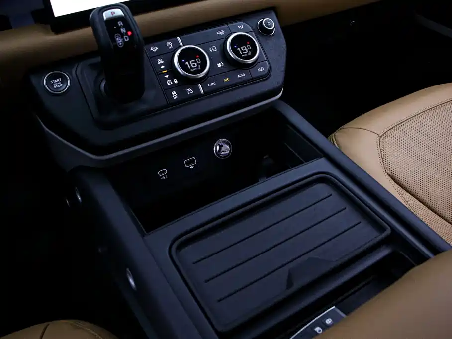 Land Rover Defender 2023 — фото 10