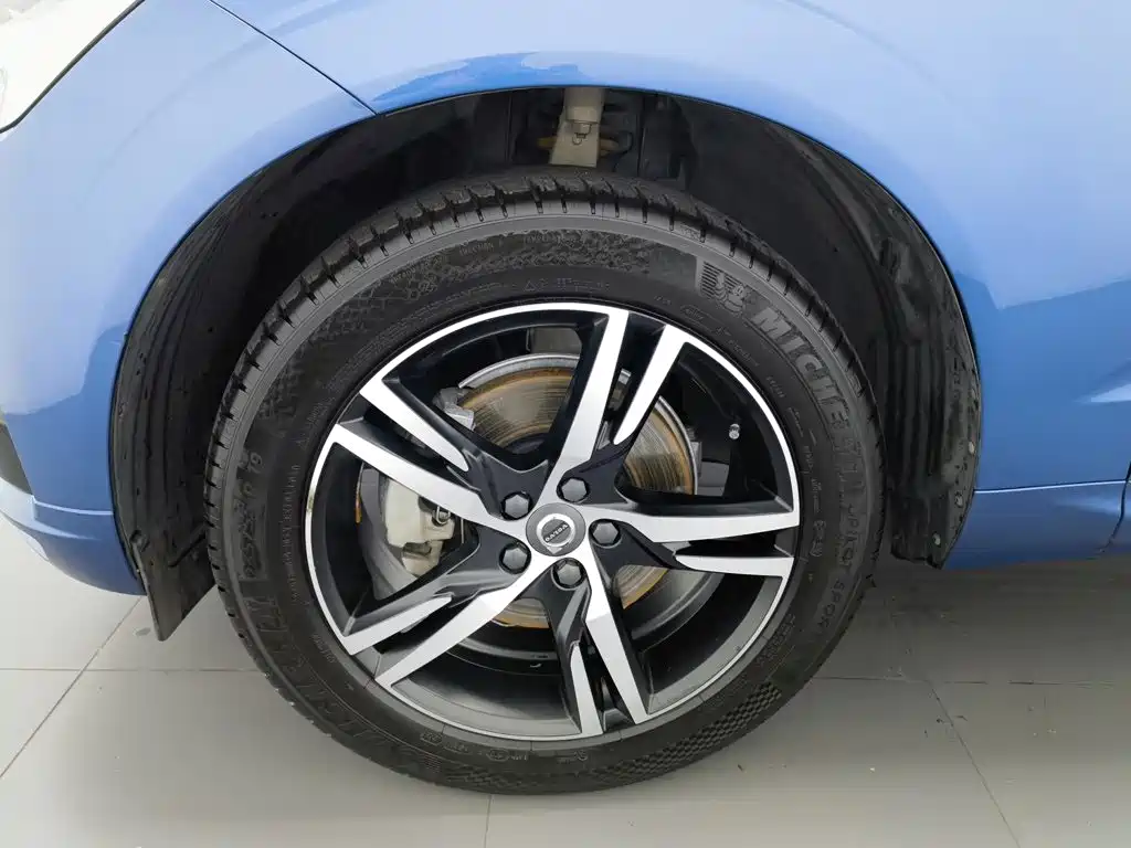 Volvo XC60 2021 — фото 17