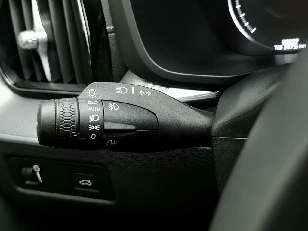 Volvo XC60 2021 — фото 21