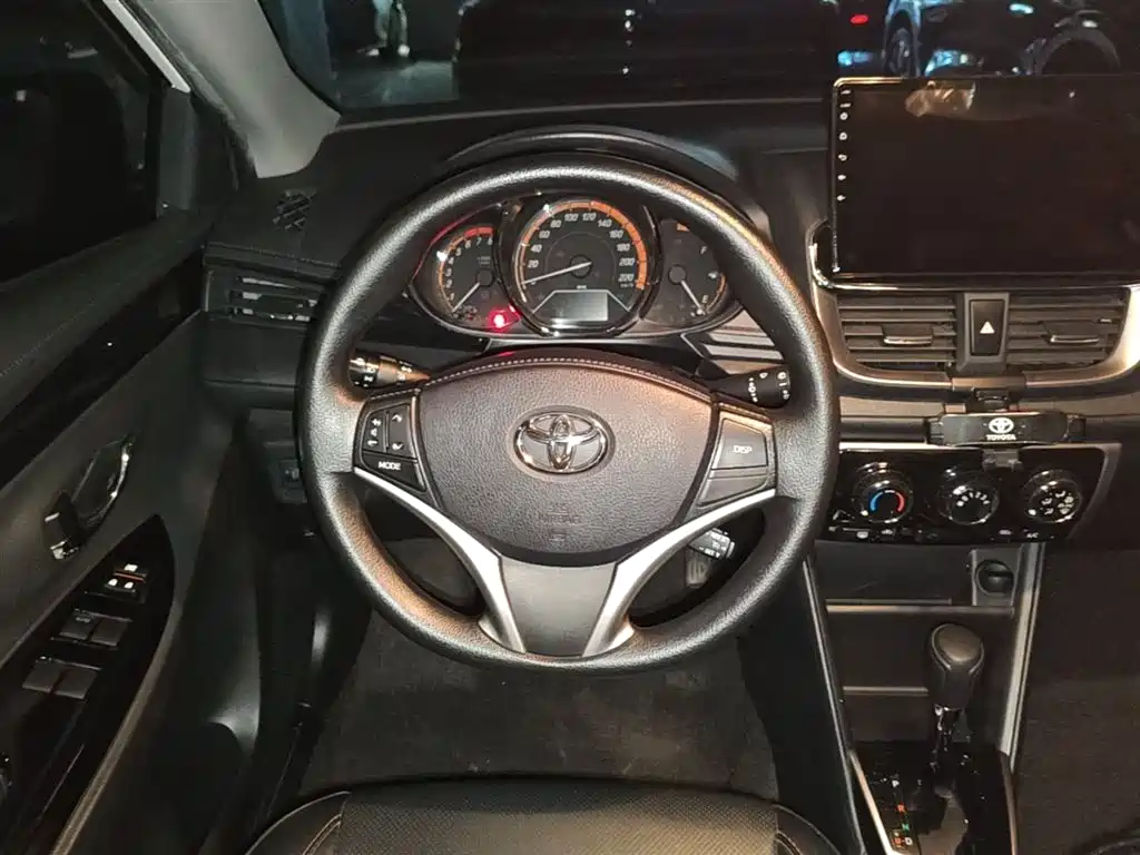 Toyota Yaris L 2022 — фото 11