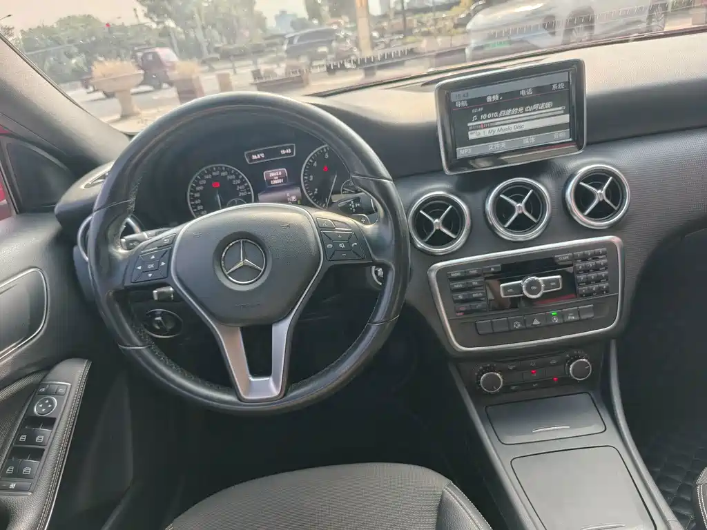 Mercedes-Benz A-Class 2016 — фото 11
