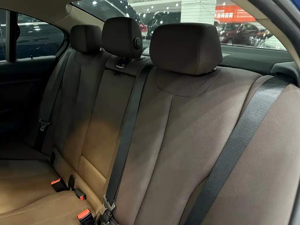 BMW 3 Series 2019 — фото 16