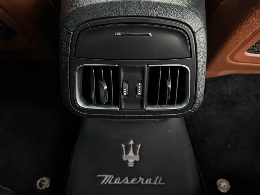 Maserati Levante 2019 — фото 15