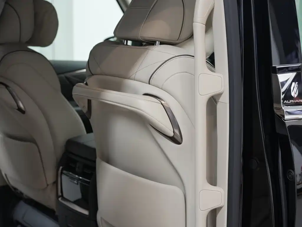 Toyota Alphard — фото 9