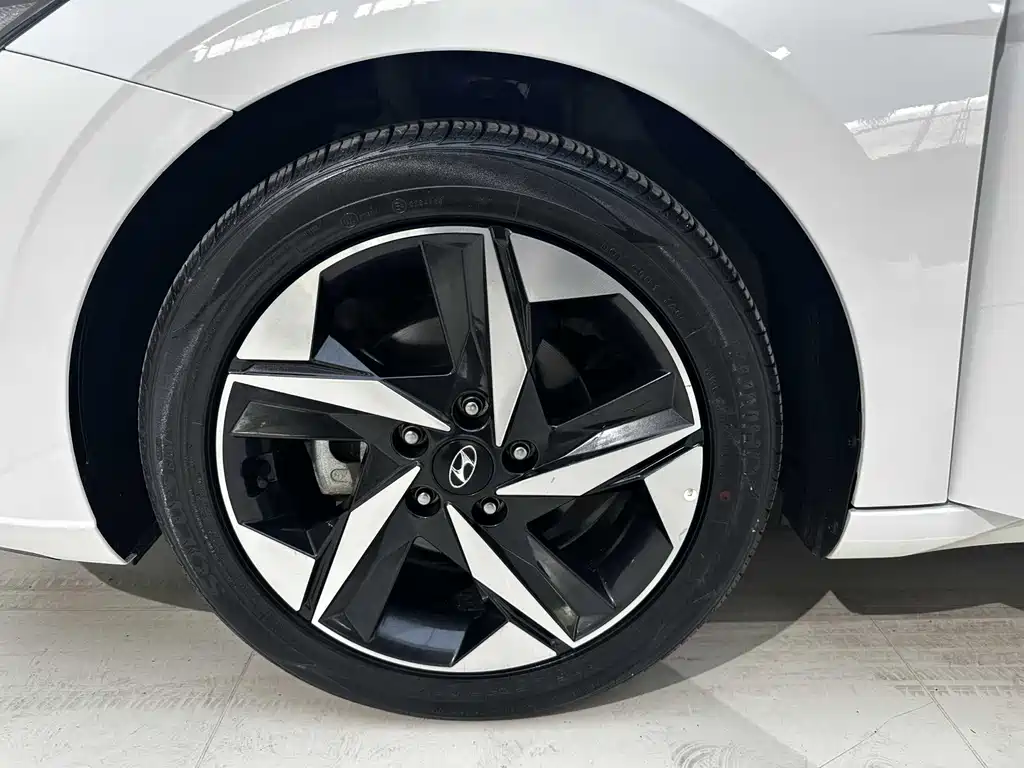 Hyundai Elantra 2023 — фото 13