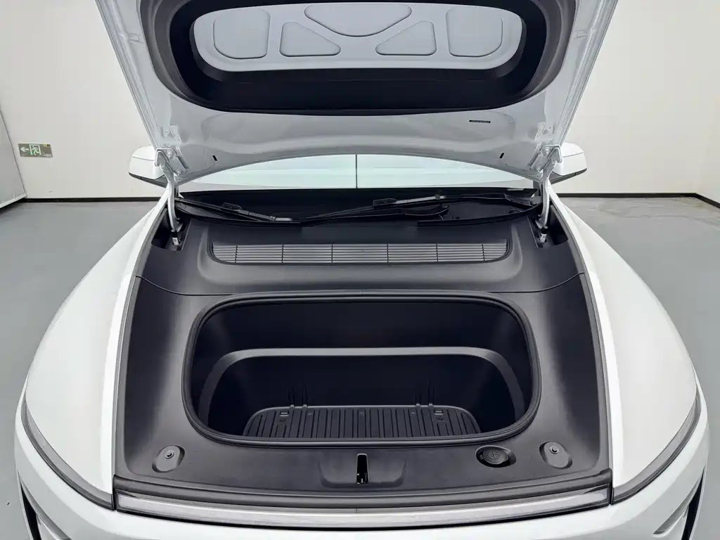 Tesla Model Y 2025 — фото 15