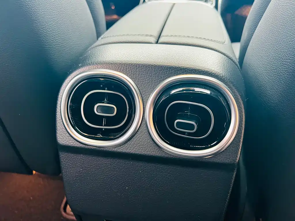 Mercedes-Benz C-Class 2023 — фото 11