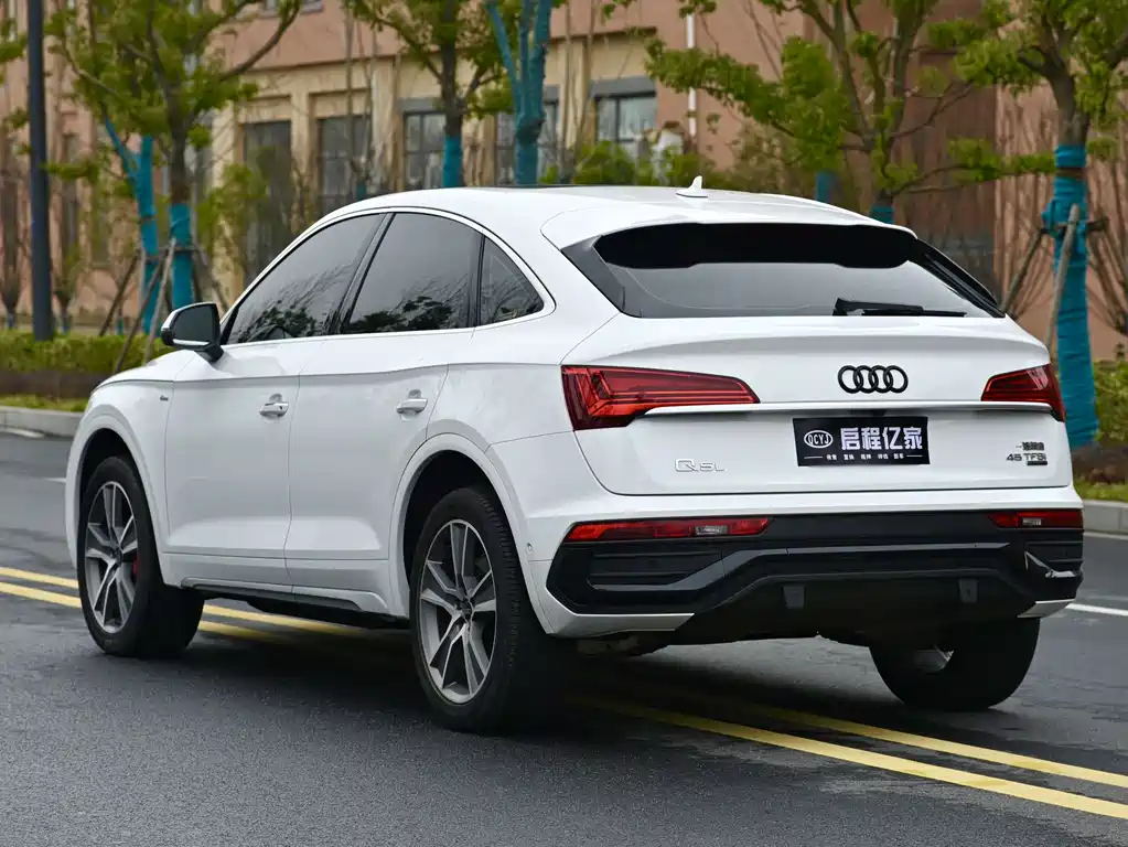 Audi Q5L Sportback 2021 — фото 17