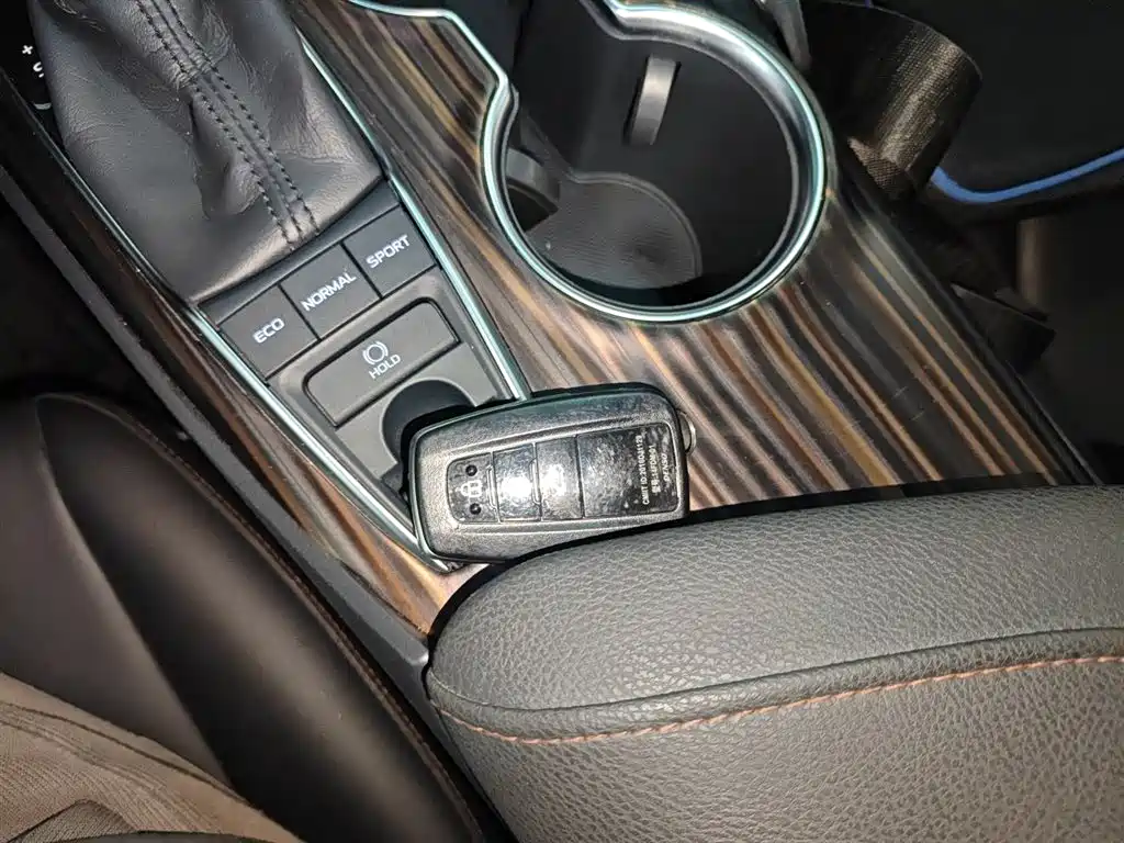 Toyota Camry 2018 — фото 9