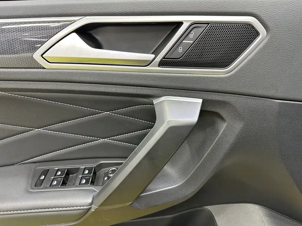 Volkswagen Tiguan L 2023 — фото 12