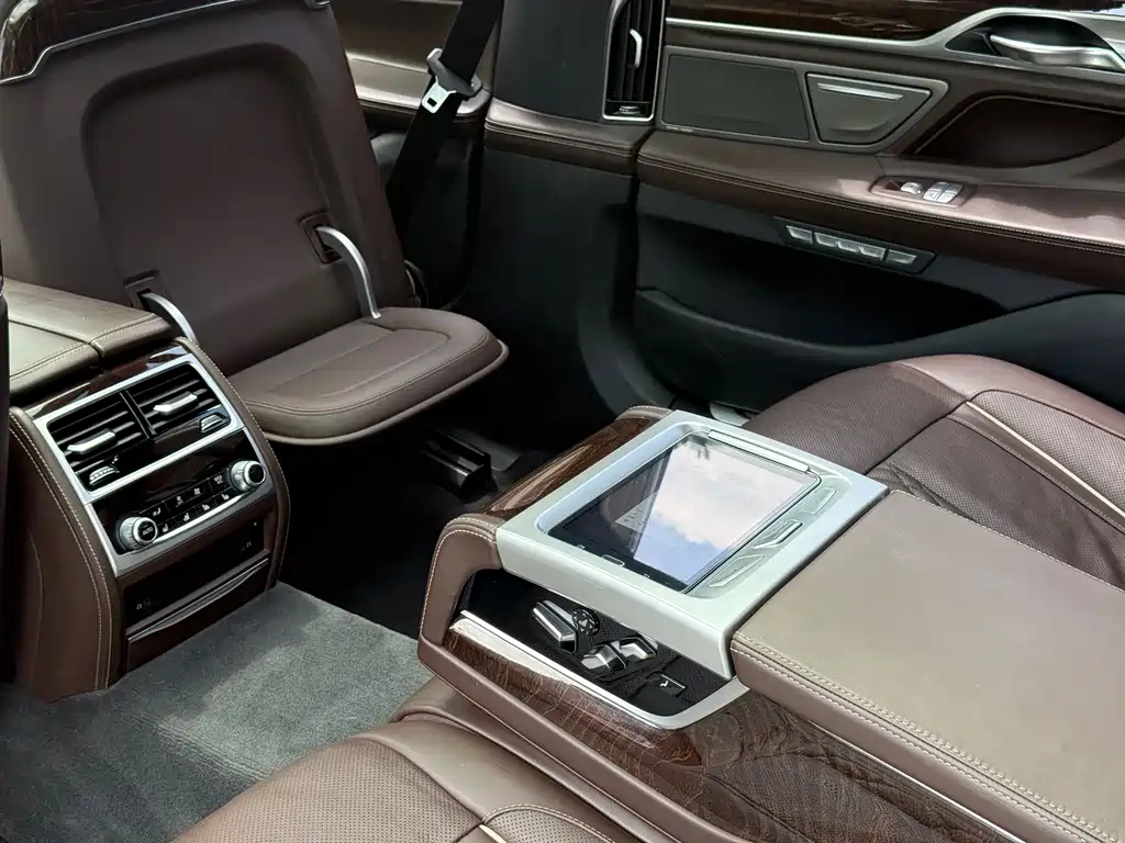 BMW 7 Series 2017 — фото 11