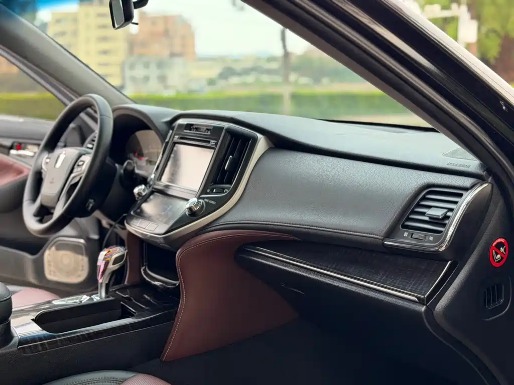 Toyota Crown 2017 — фото 13