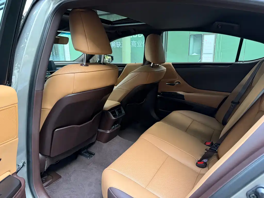Lexus ES 2020