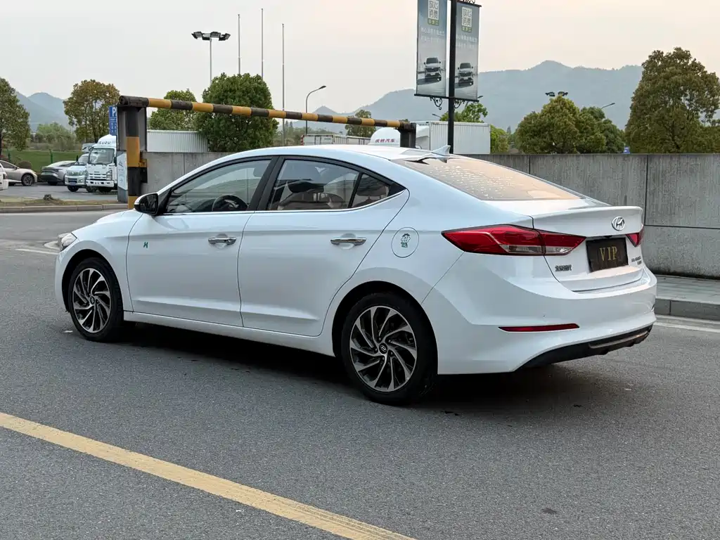 Hyundai Elantra 2020 — фото 9
