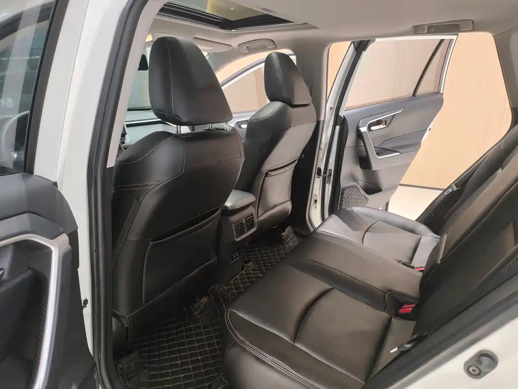 Toyota RAV4 2019 — фото 11