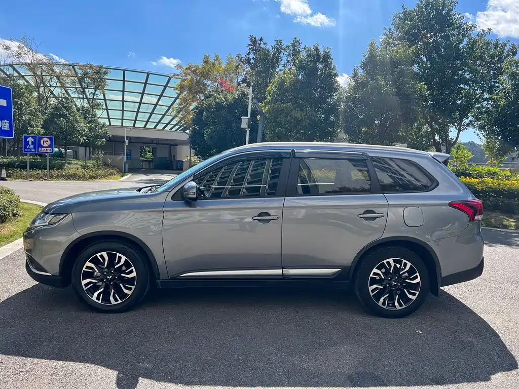 Mitsubishi Outlander 2020 — фото 9