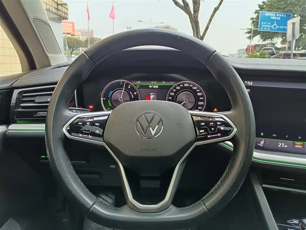 Volkswagen Touareg New Energy 2021 — фото 12