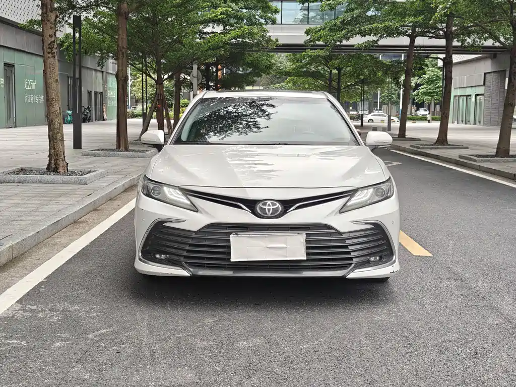 Toyota Camry 2022 — фото 2