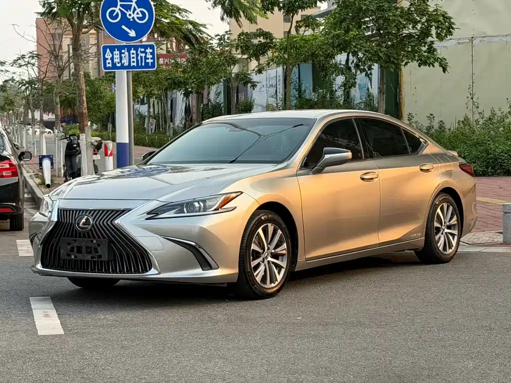Lexus ES 2021 — фото 1