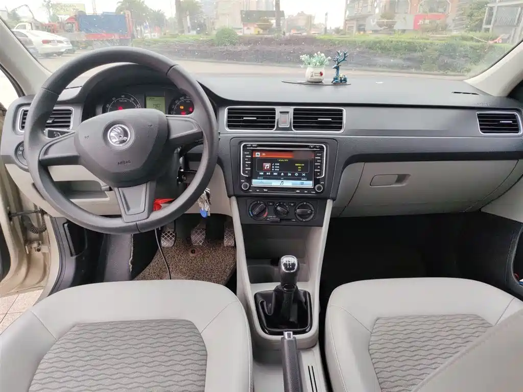 Skoda Rapid 2016 — фото 10