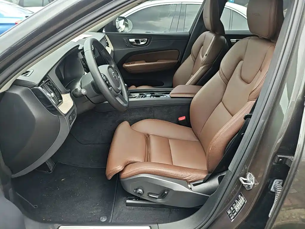 Volvo XC60 2020 — фото 15